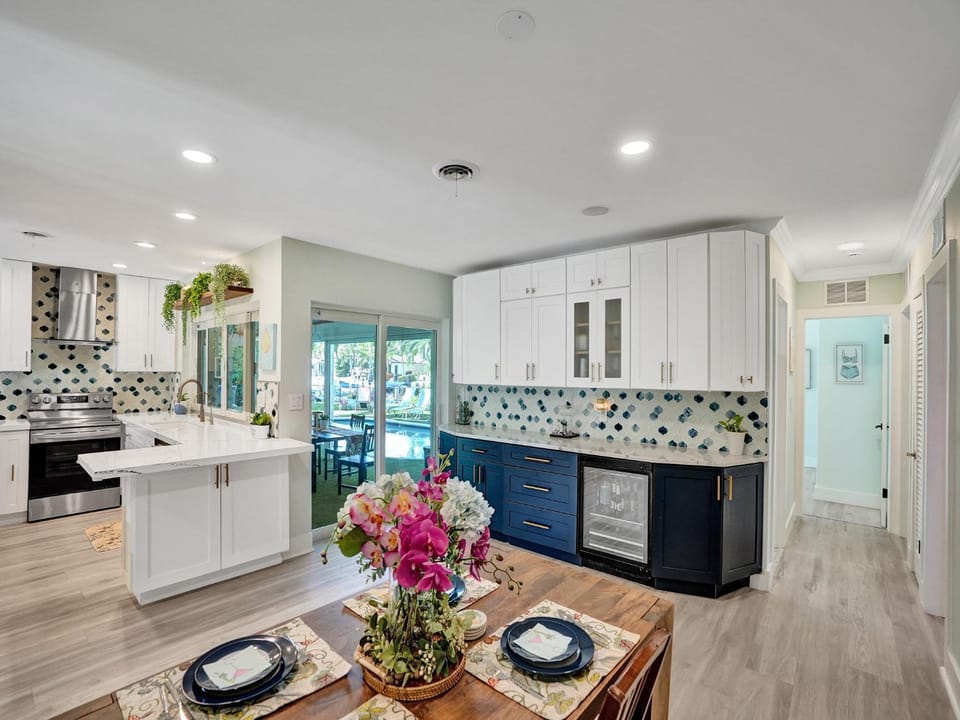 Kitchen or kitchenette, Dining area, oven