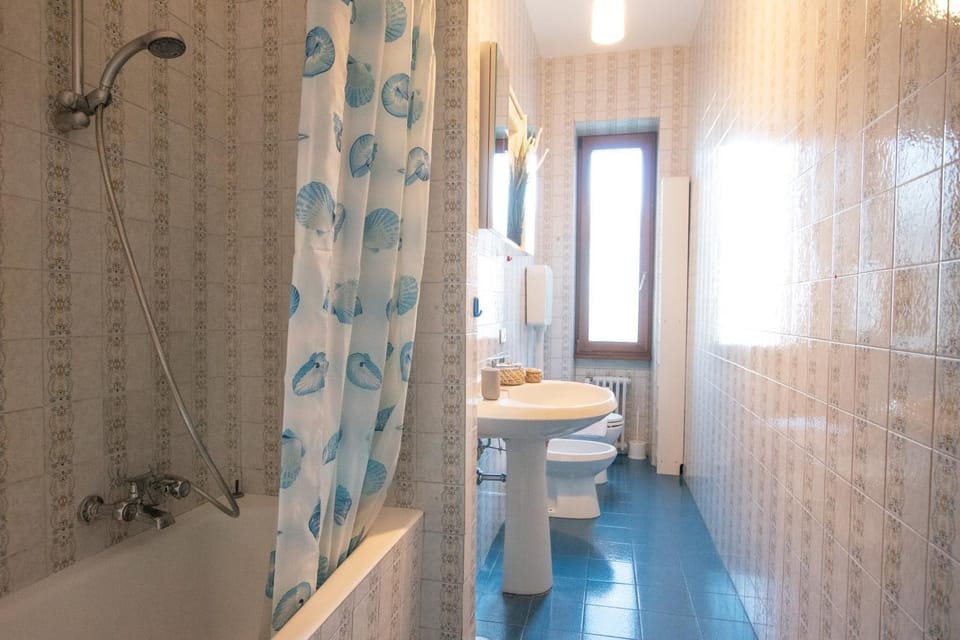 Shower, Toilet, Bath, bidet, towels