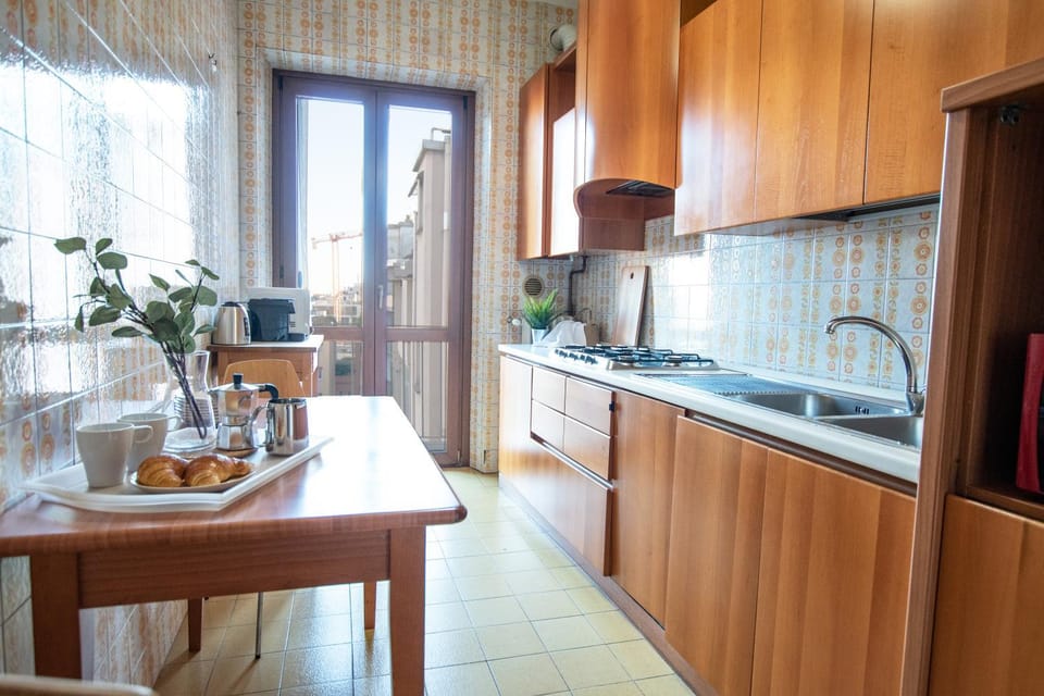 Kitchen or kitchenette, Dining area, minibar, stove