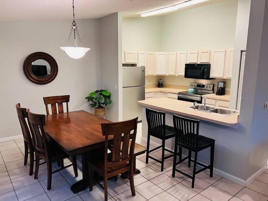 Private Retreat Under Oak Canopy Apartment in Anastasia Island