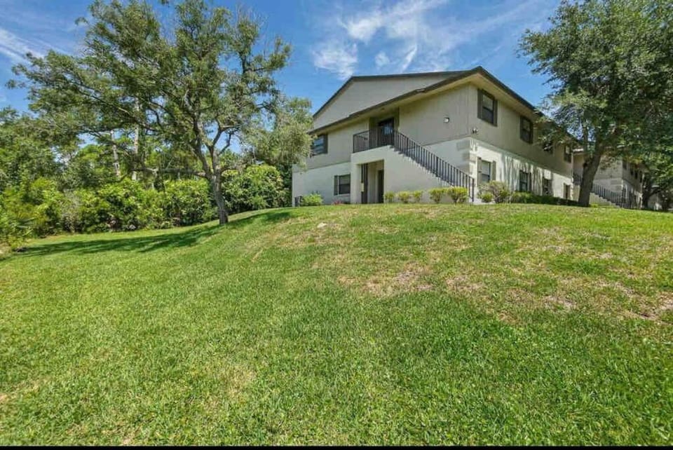 Private Retreat Under Oak Canopy Apartment in Anastasia Island