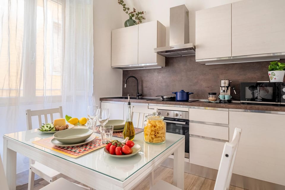 Coffee/tea facilities, Kitchen or kitchenette, Food and drinks, dishwasher, microwave, oven, kitchen