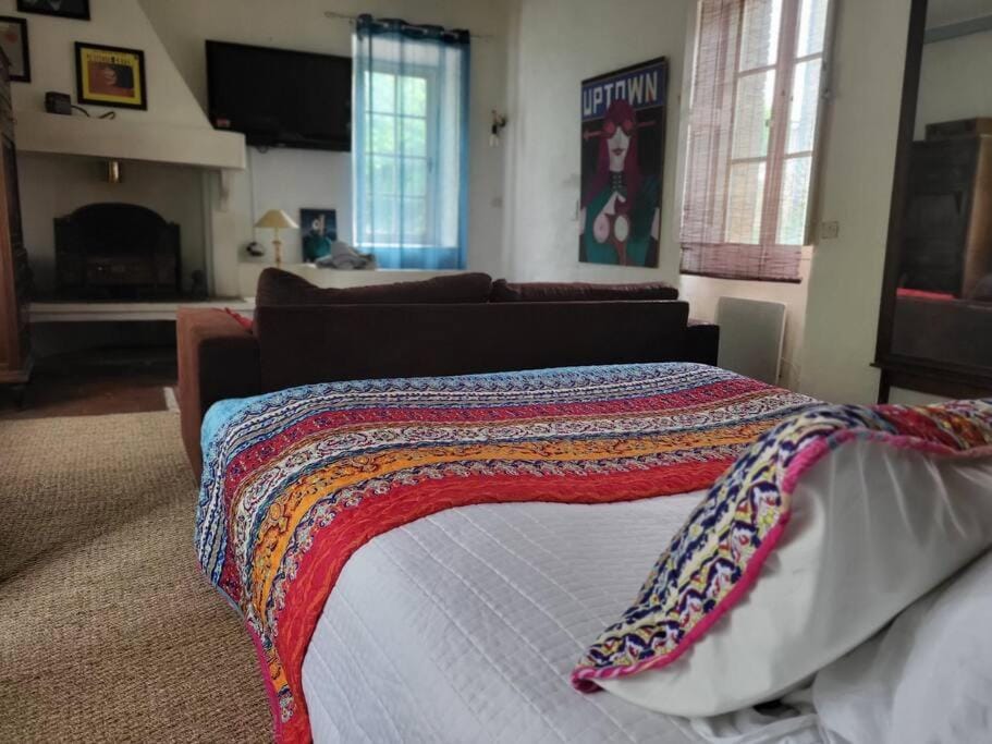 Photo of the whole room, Bedroom