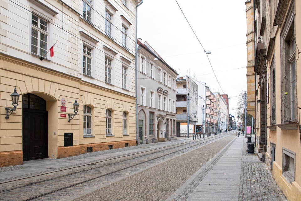 Neighbourhood, Location