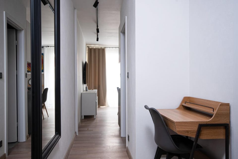 Bed, TV and multimedia, Living room, Photo of the whole room, Seating area, Dining area, Bedroom, hair dresser