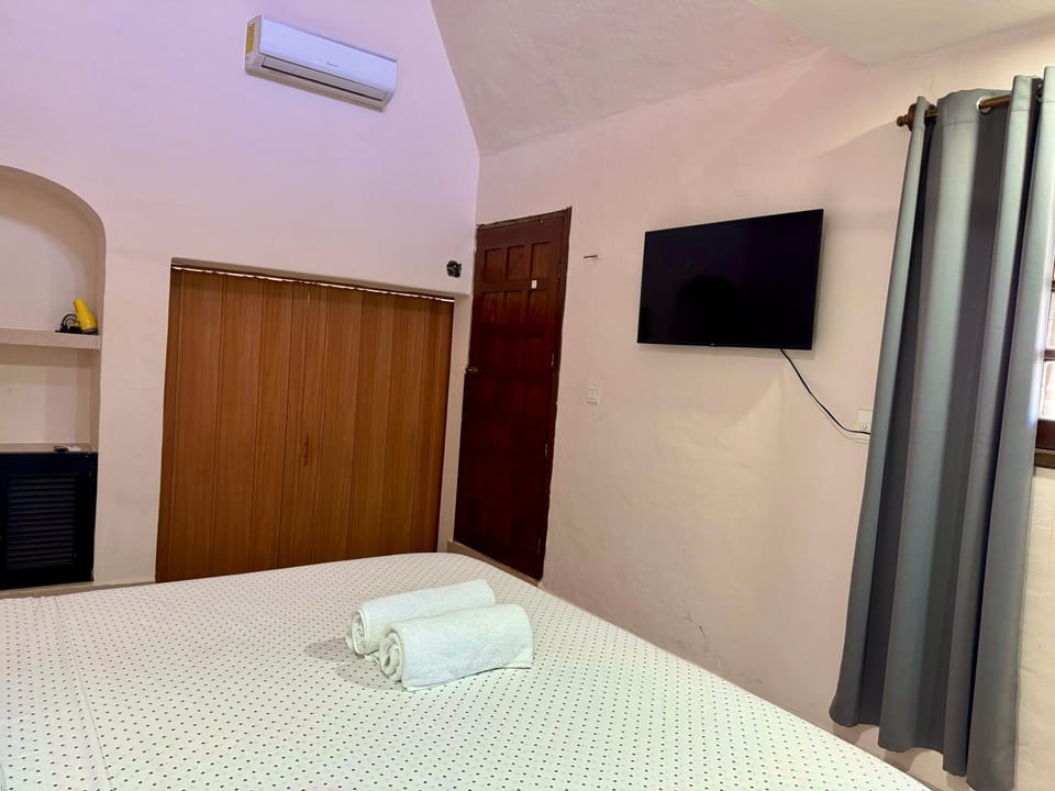 Bed, TV and multimedia, Bedroom, towels, air conditioner