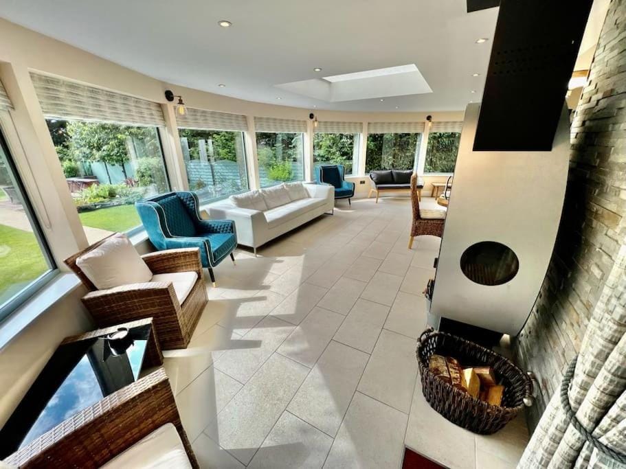 TV and multimedia, Living room, Seating area, flat iron