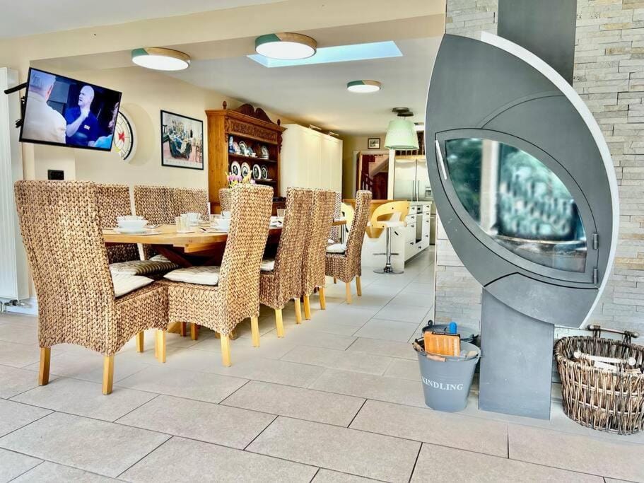 TV and multimedia, Kitchen or kitchenette, Living room, Seating area, Dining area, flat iron, minibar