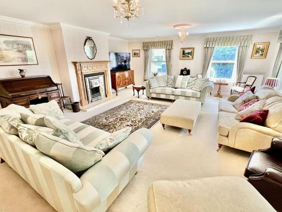 TV and multimedia, Living room, Seating area, flat iron