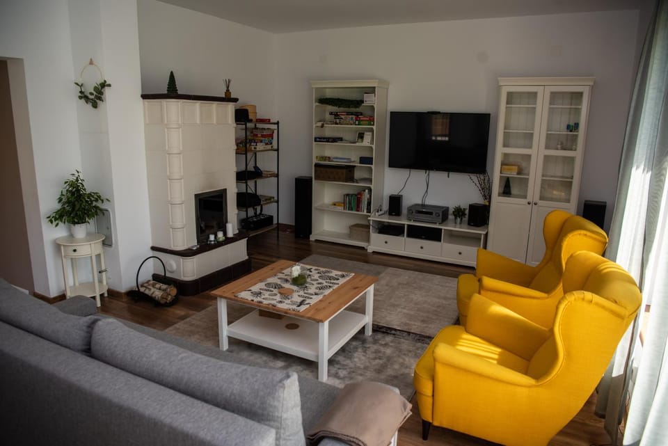 Communal lounge/ TV room, TV and multimedia, Living room, Seating area, Evening entertainment