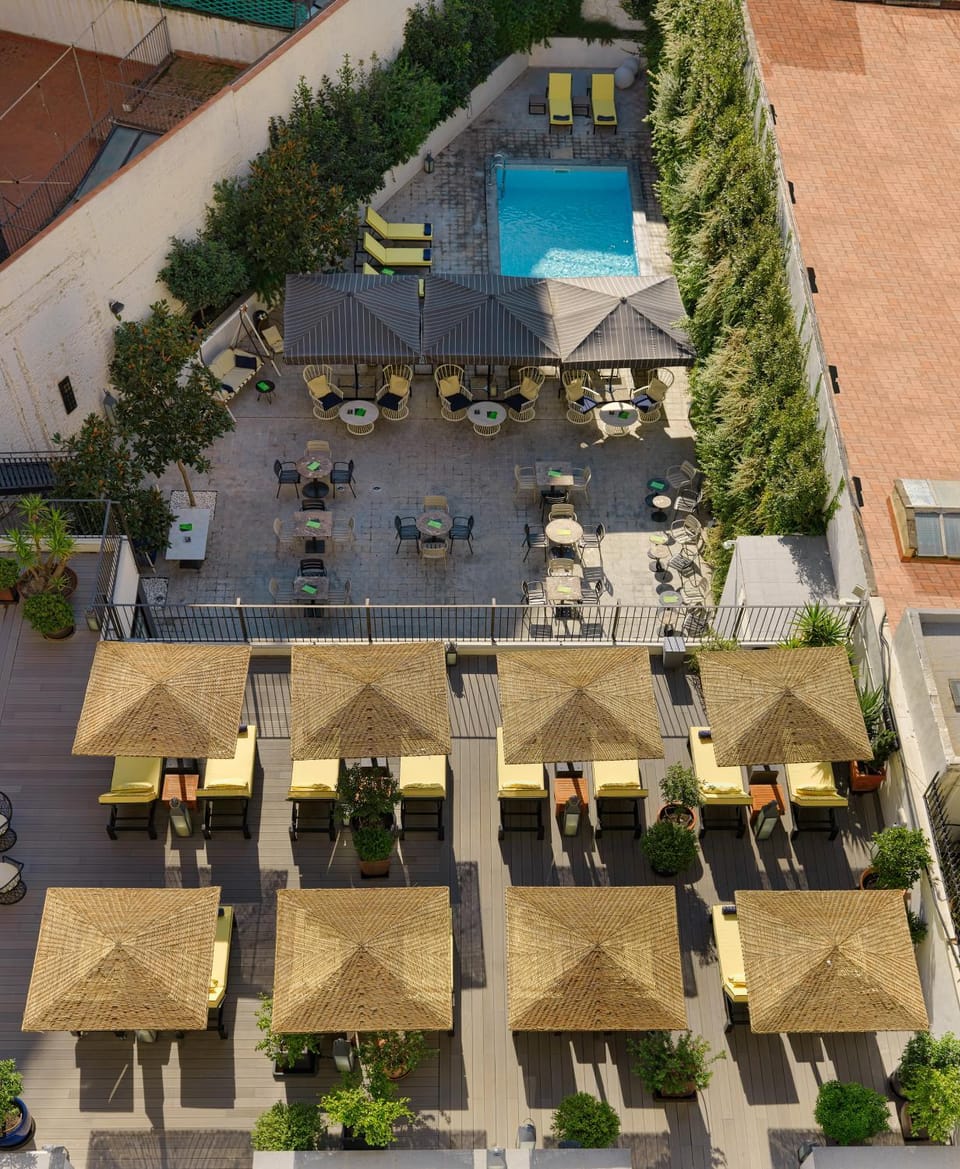 Property building, Solarium, Pool view, Swimming pool, sunbed