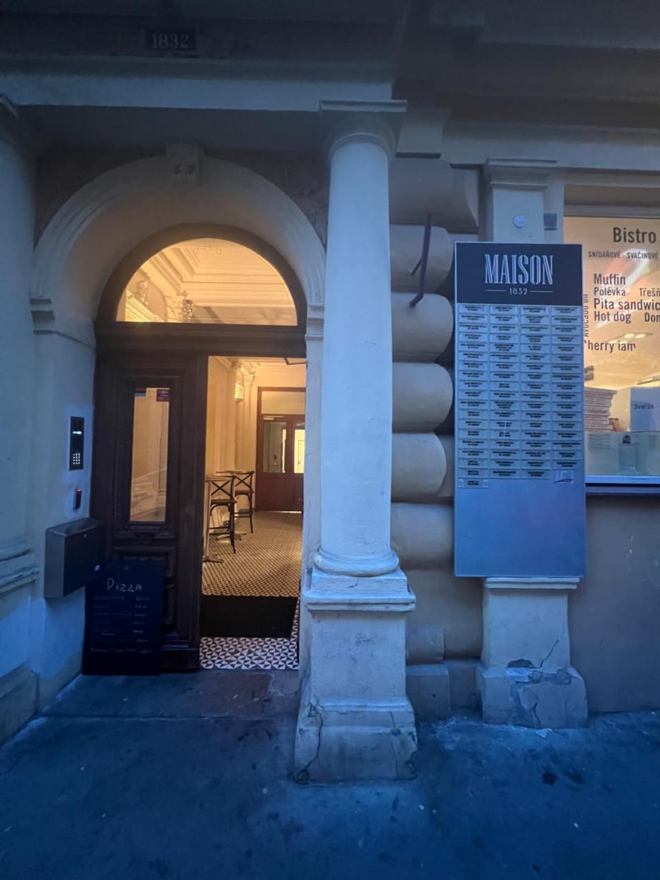 Facade/entrance