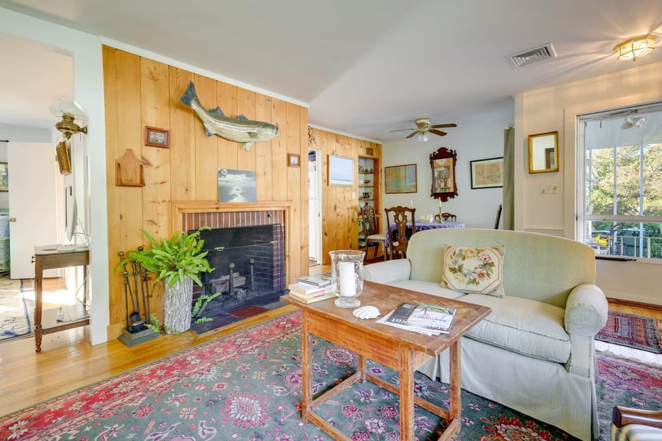 Stroll to Shore & Shopping: Cozy Cape Cod Escape House in Hyannis