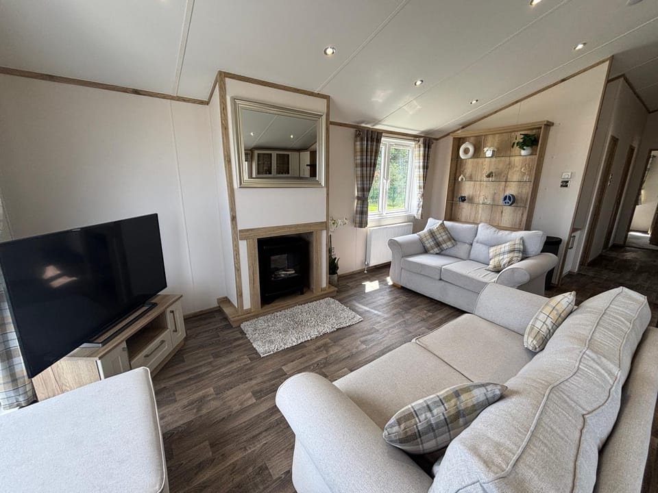 The Retreat 21 Lodge- Hot Tub, pet friendly, WiFi, bath - Golden Palm Resort - Meadow Lakes Caravan & Lodge Hire Apartment in Chapel Saint Leonards