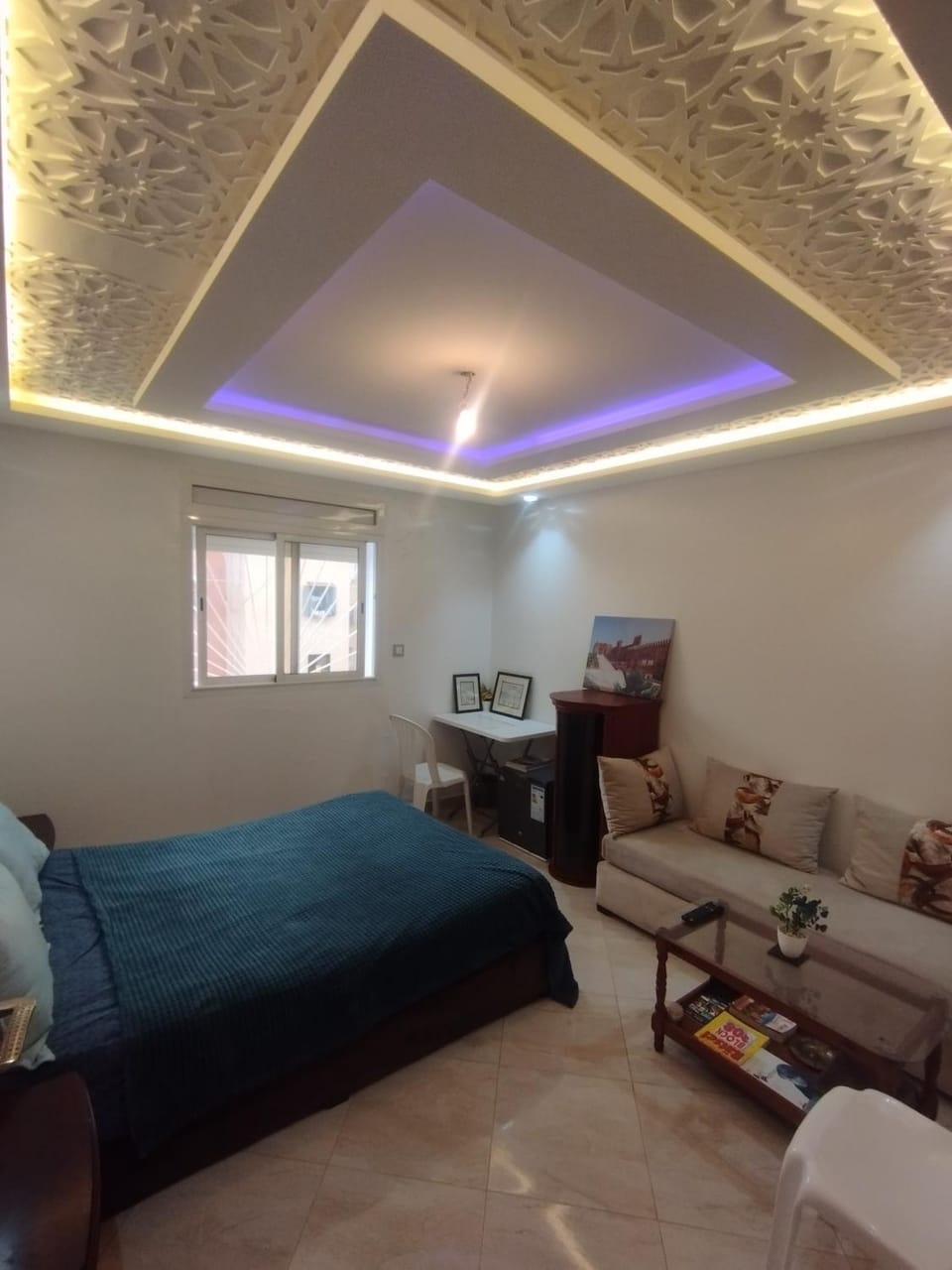 Bed, TV and multimedia, Living room, Photo of the whole room, Seating area, Bedroom