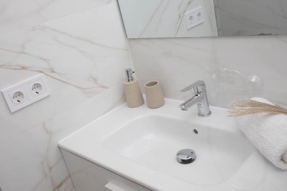 Bathroom, towels