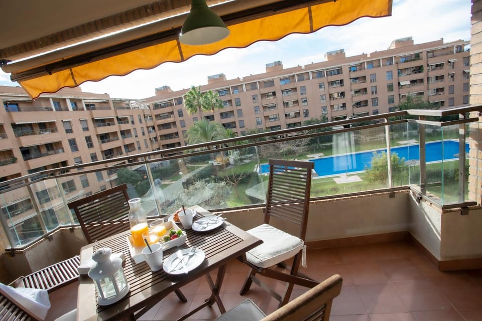 View (from property/room), Balcony/Terrace, Food and drinks, Dining area, Pool view, Swimming pool
