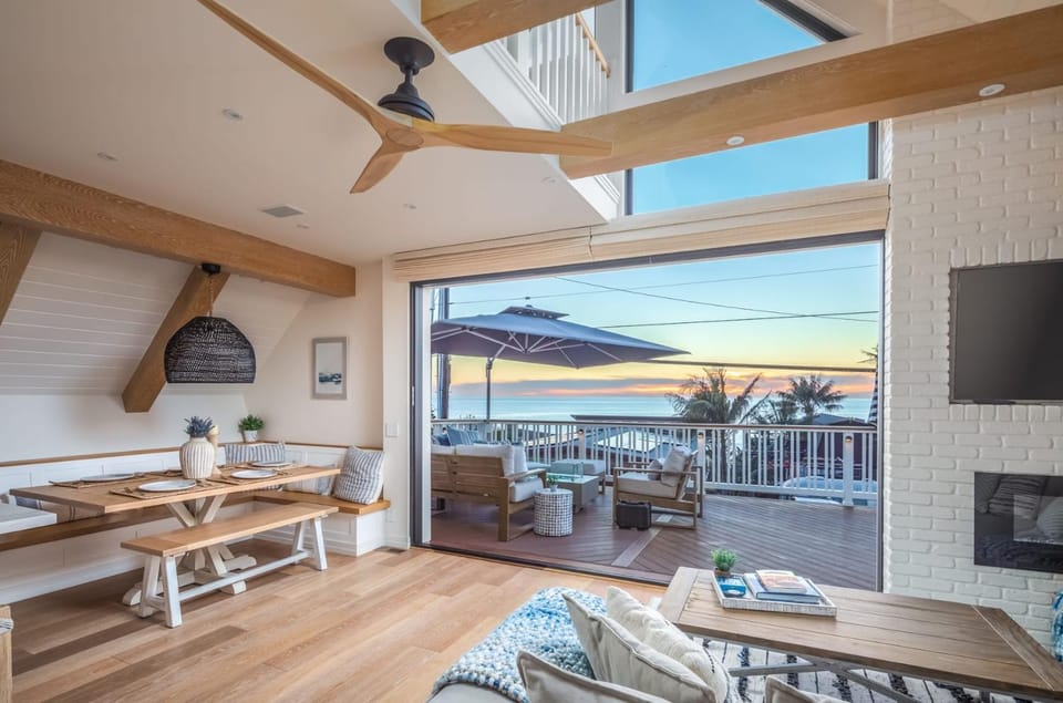 Patio, Communal lounge/ TV room, TV and multimedia, View (from property/room), Balcony/Terrace, Living room, Seating area, Dining area, Sea view