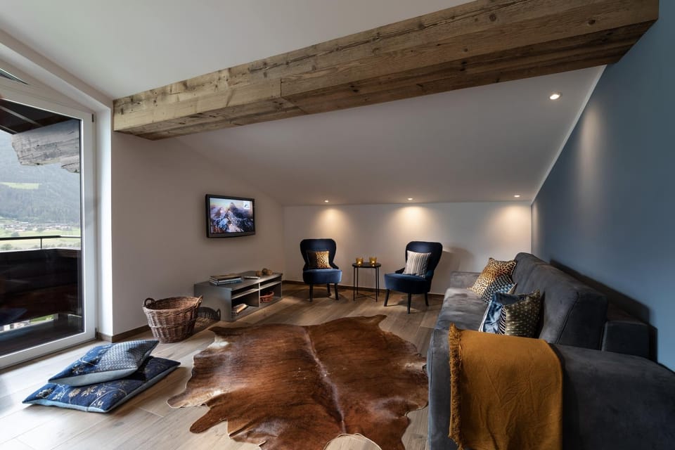 Communal lounge/ TV room, TV and multimedia, Living room, Seating area