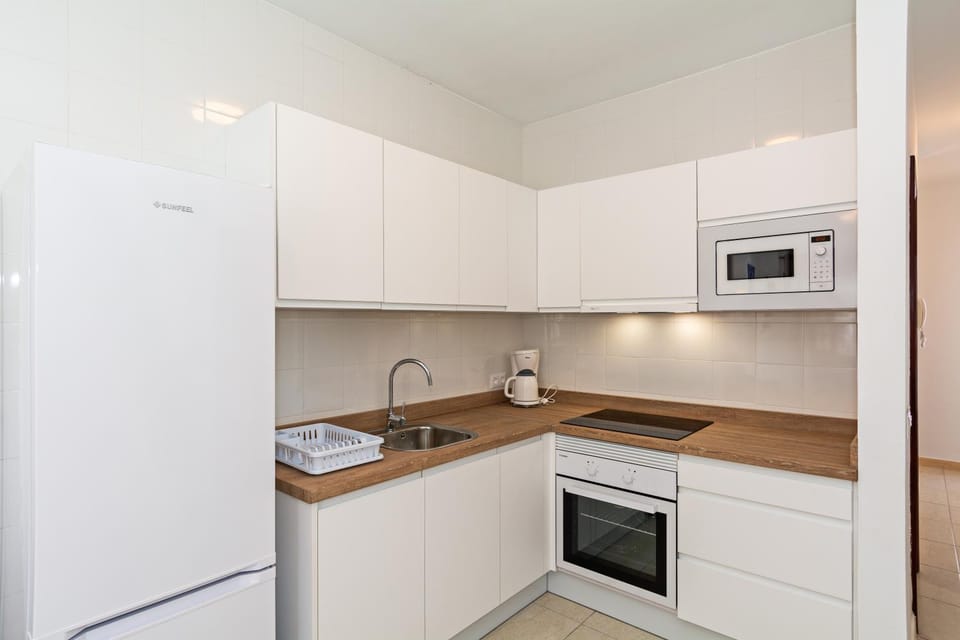 Kitchen or kitchenette, minibar