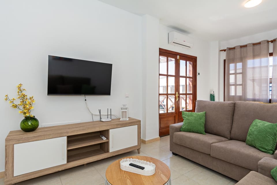 TV and multimedia, Living room, Seating area, air conditioner