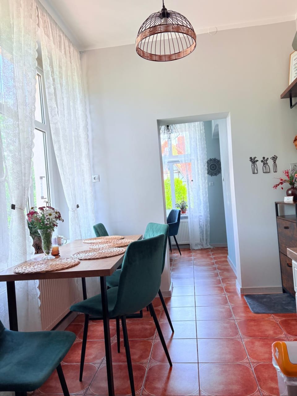 Kitchen or kitchenette, Dining area
