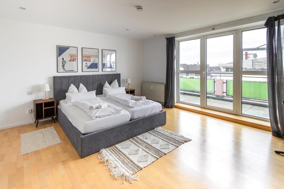 Bed, Photo of the whole room, Seating area, Bedroom, towels