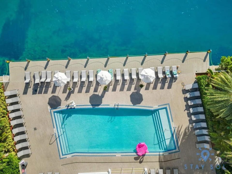 To Steps from the Beach - Coastal Bliss, Pool- Gym House in Hallandale Beach