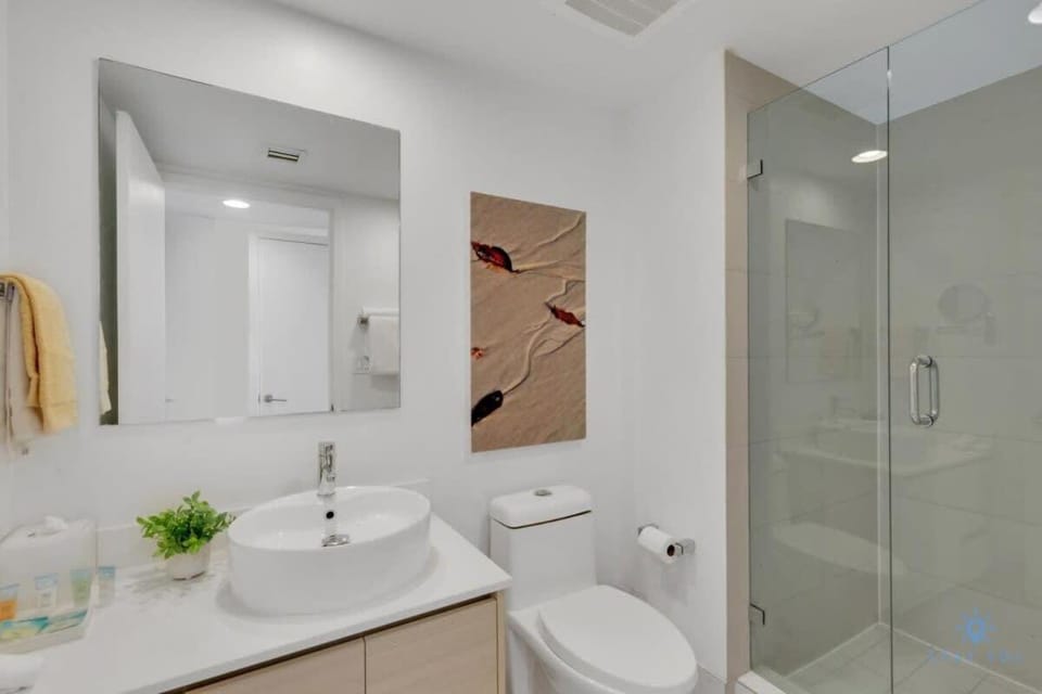 To Steps from the Beach - Coastal Bliss, Pool- Gym House in Hallandale Beach