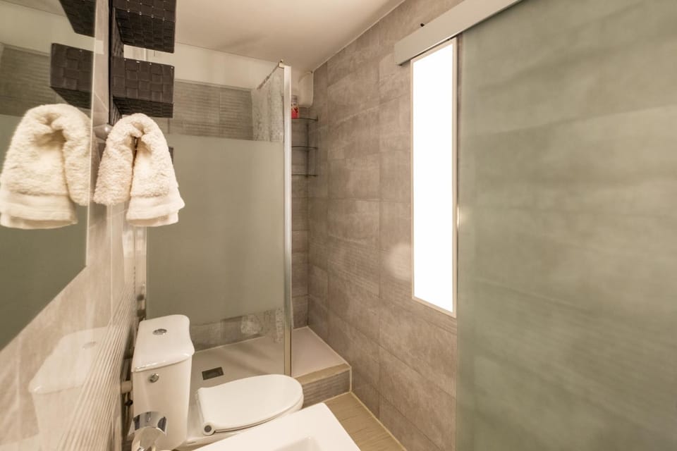 Shower, Toilet, Bathroom, towels