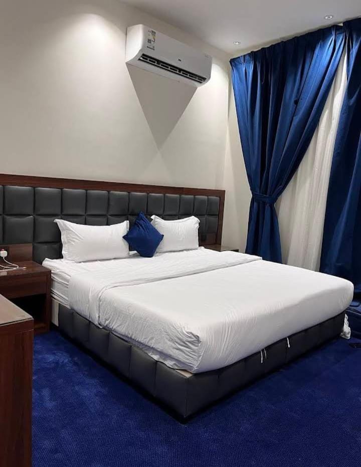 Bed, Bedroom, air conditioner