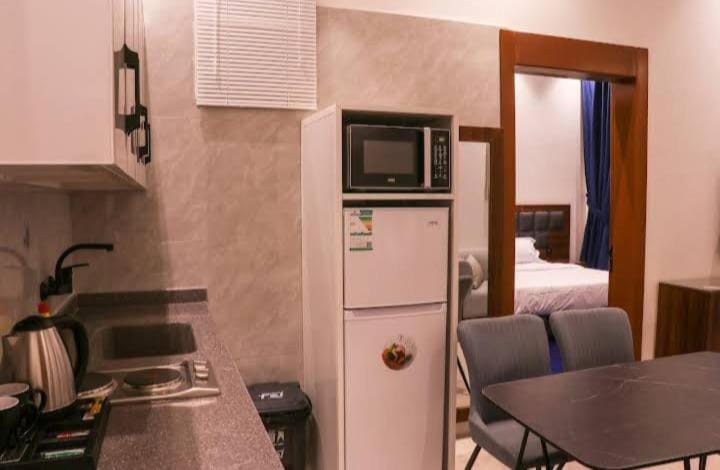 Bed, Photo of the whole room, Bedroom, oven
