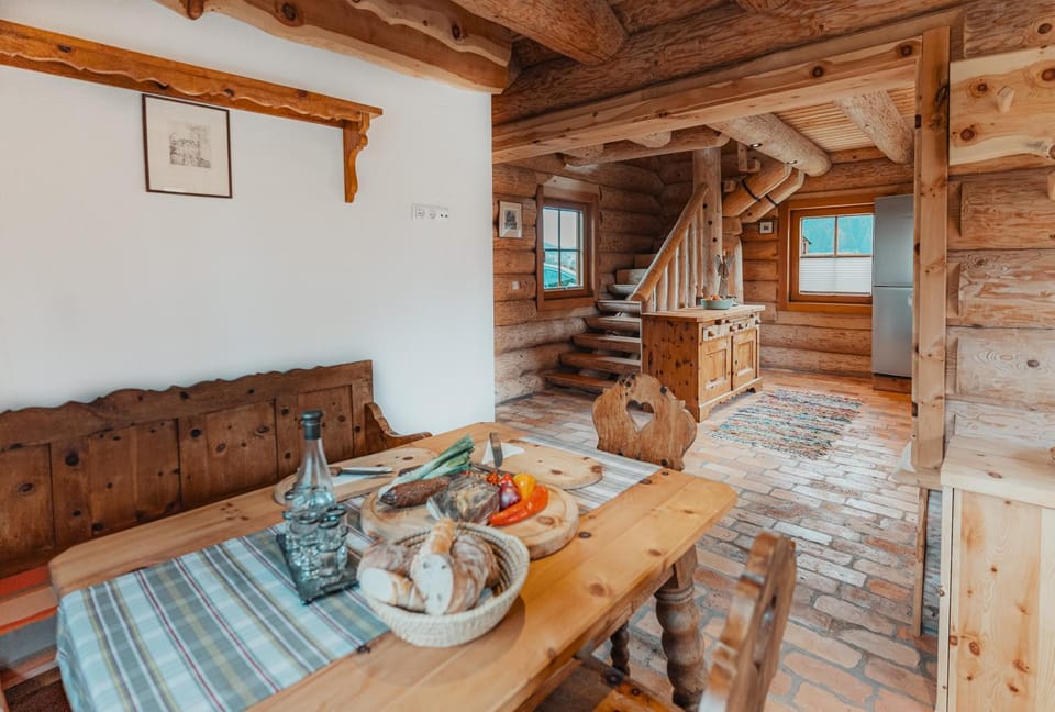 Food and drinks, Seating area, Dining area