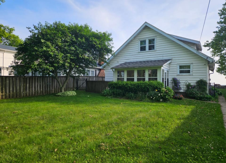 Casa Azul-lakefront House in Leamington