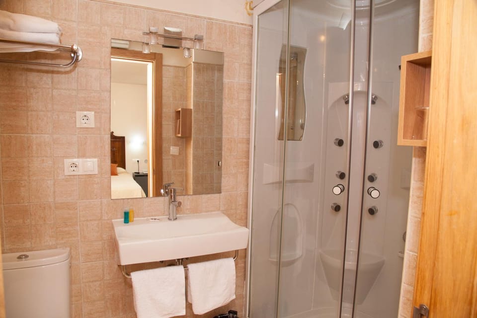 Shower, Toilet, towels