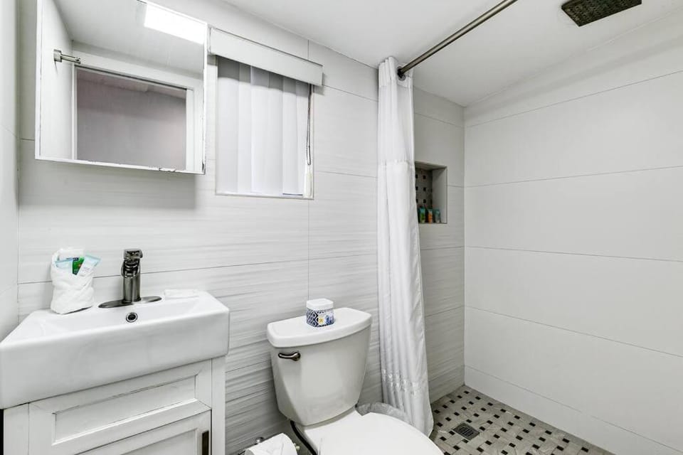 Swinging London Studio 3 people V6 Apartment in Coral Gables
