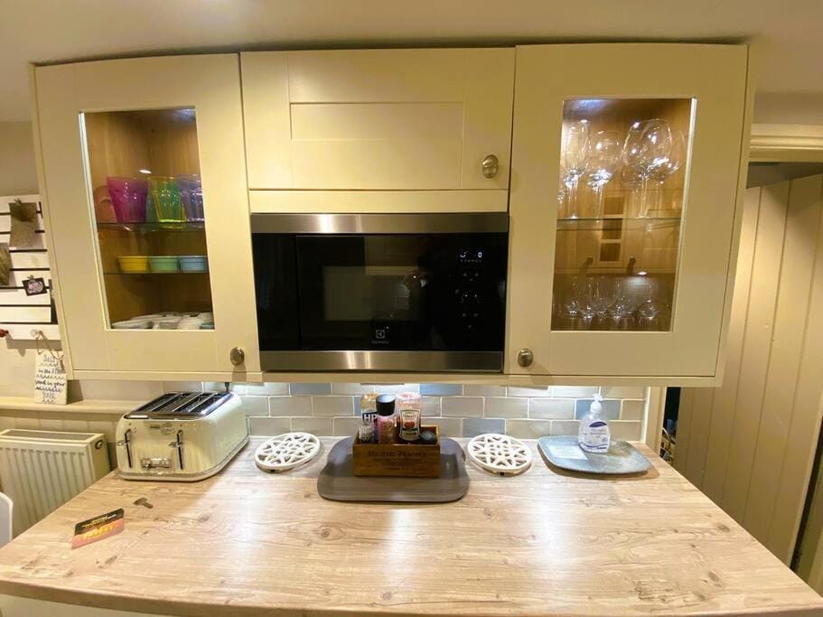 minibar, kitchen, kitchen