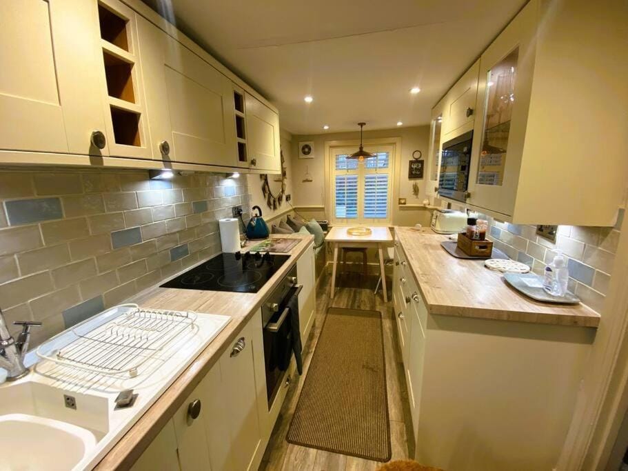 Coffee/tea facilities, Kitchen or kitchenette, Dining area, Inner courtyard view, dishwasher, minibar, pet friendly, stove