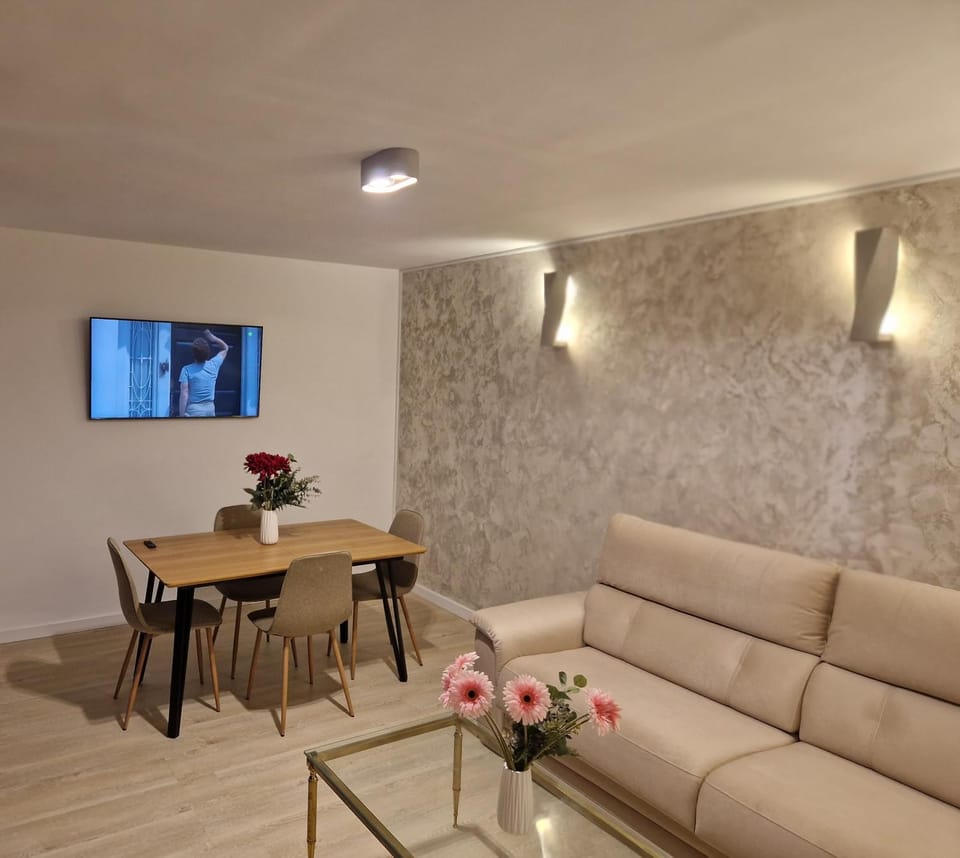 TV and multimedia, Living room, Seating area, Dining area