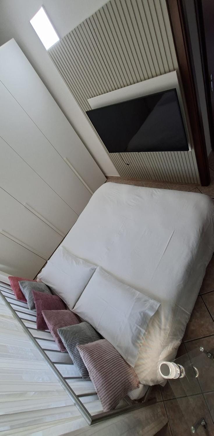Bed, TV and multimedia, Photo of the whole room