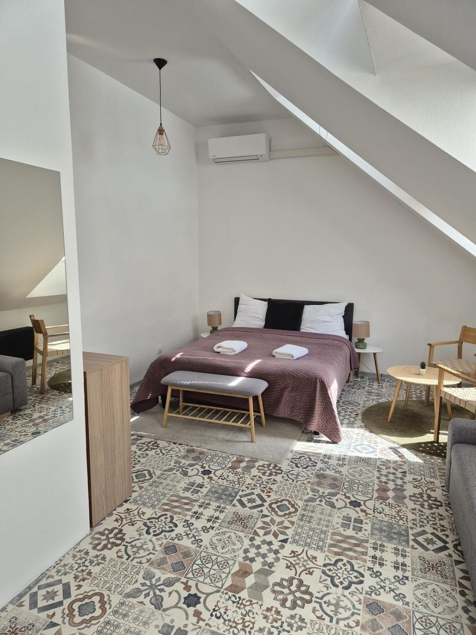 Bed, Seating area, Bedroom, towels, air conditioner
