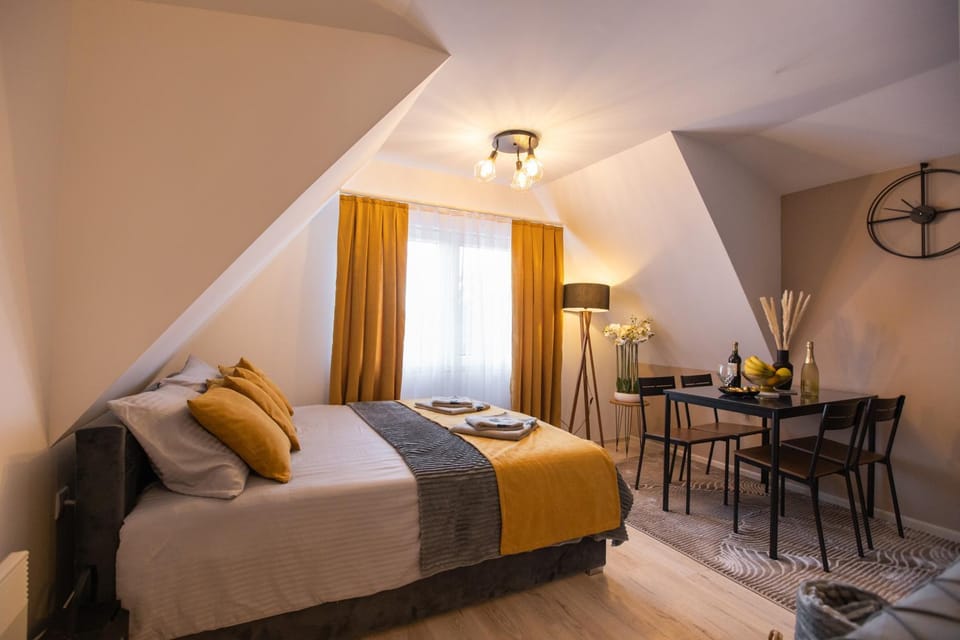Bed, Living room, Photo of the whole room, Seating area, Dining area, Bedroom