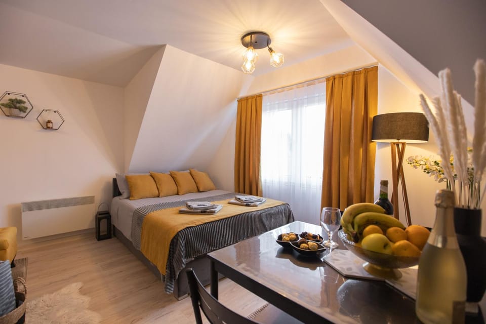 Bed, Living room, Food and drinks, Photo of the whole room, Seating area, Bedroom, Food