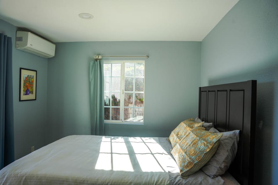 Bed, Bedroom, air conditioner