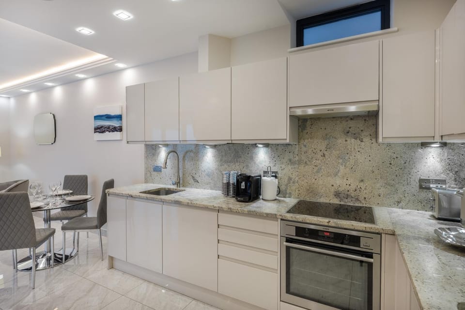 Coffee/tea facilities, Kitchen or kitchenette, dishwasher, stove, toaster