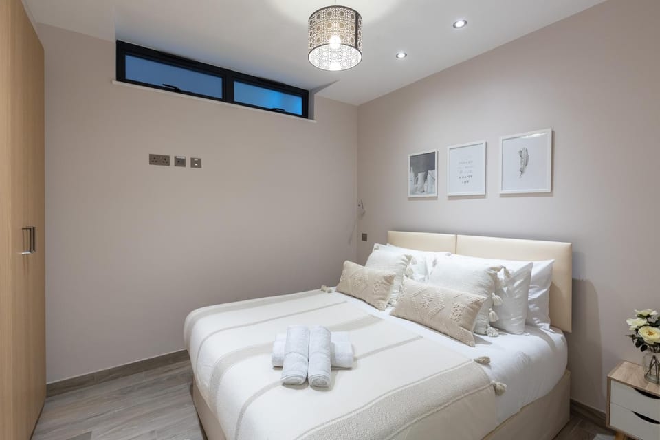 Bedroom, towels