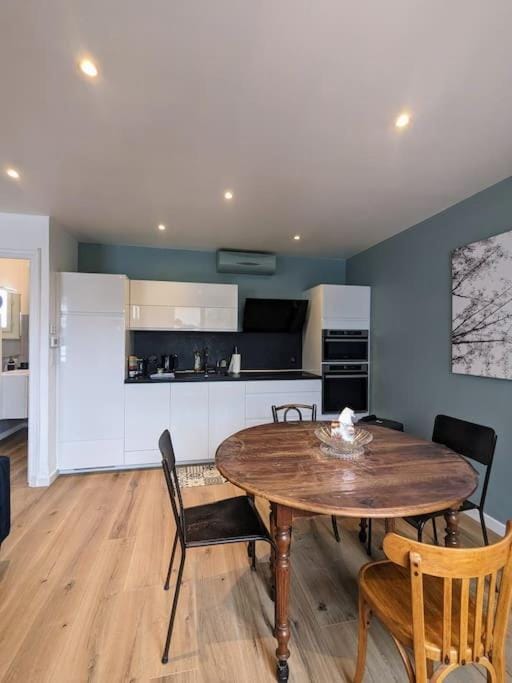 Dining area, pet friendly, stove