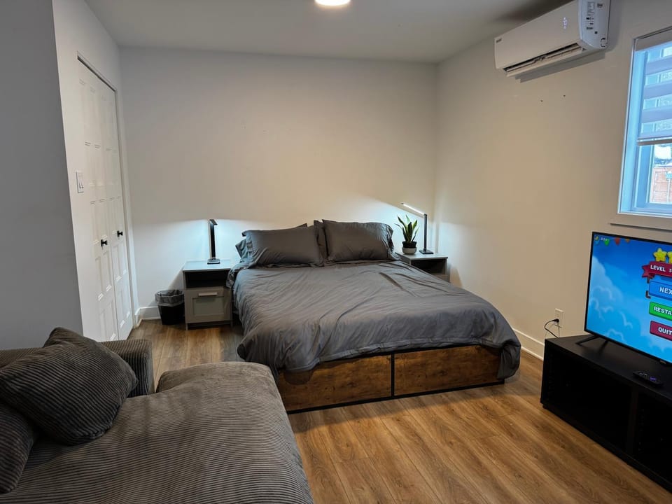Communal lounge/ TV room, Bed, TV and multimedia, Living room, Photo of the whole room, Seating area, Bedroom, air conditioner