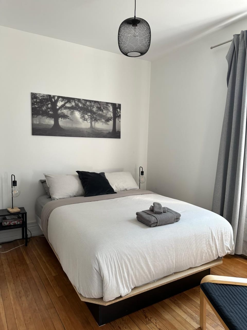 Bed, Photo of the whole room, Bedroom, towels