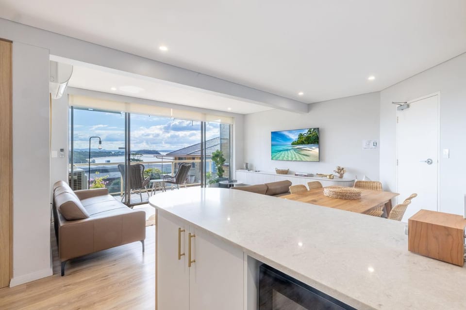 Blue Waters, 2 59 Ronald Ave - water views Linen aircon Wi-Fi Apartment in Shoal Bay